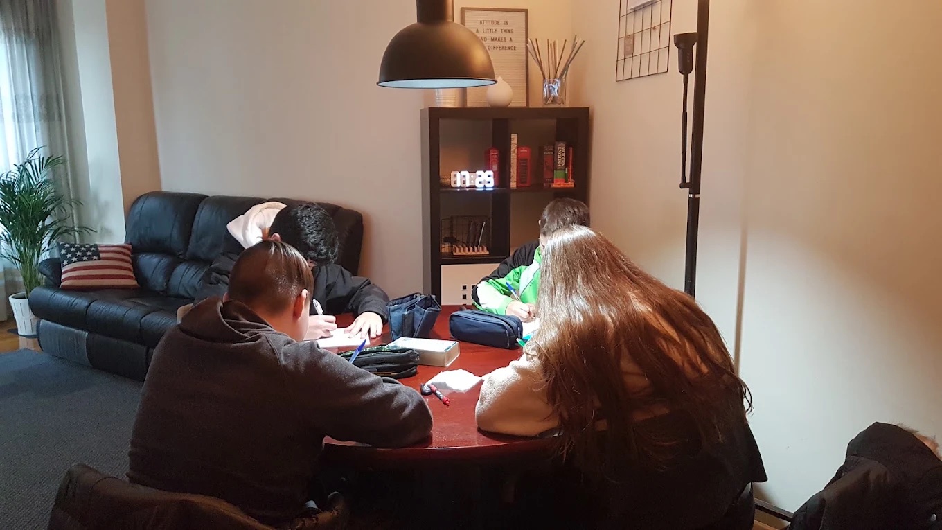 Alumnos trabajando en una clase presencial de inglés en grupo reducido en Central English Studio, Muriedas (Camargo).